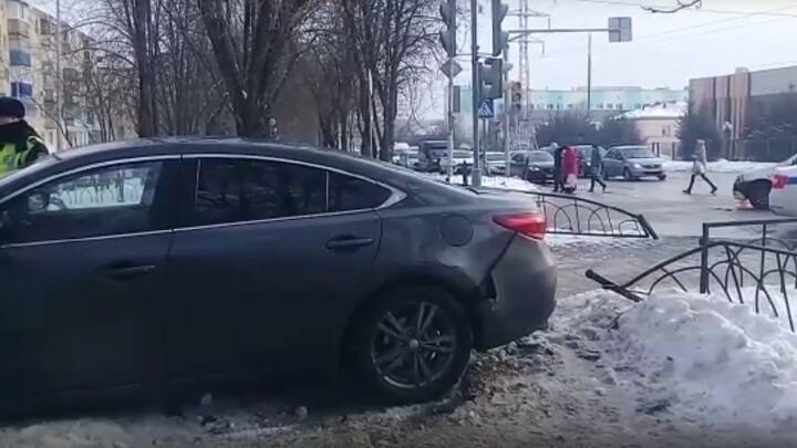 В Белгороде иномарка после столкновения с другим авто наехала на трех пешеходов