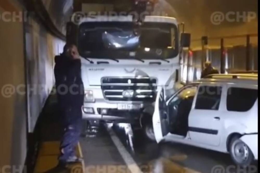 В тоннеле по дороге на Красную Поляну произошло массовое ДТП