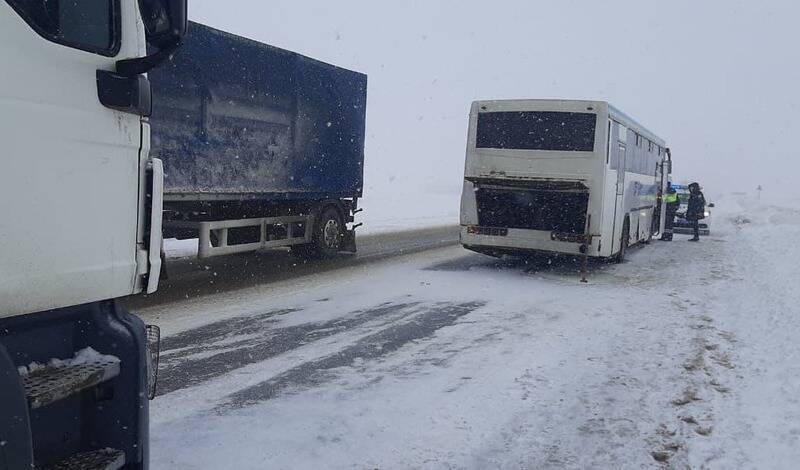 На трассе М5 в Башкирии столкнулись пассажирский автобус «Уфа-Челны» и грузовая фура