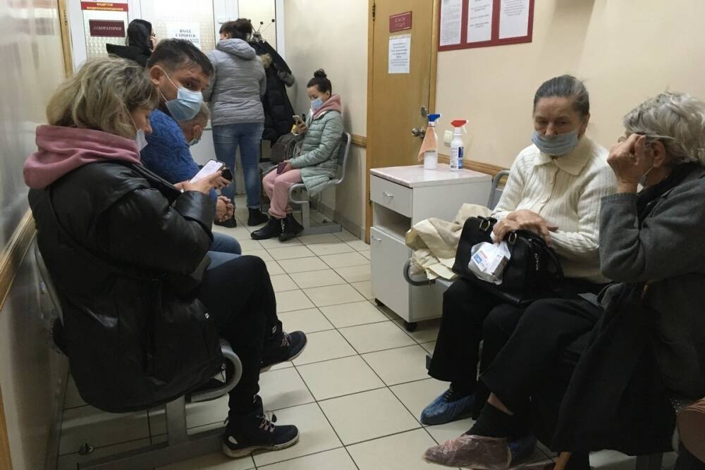 Министр объяснил, почему саратовцы не могут дозвониться до поликлиник: звонят не туда