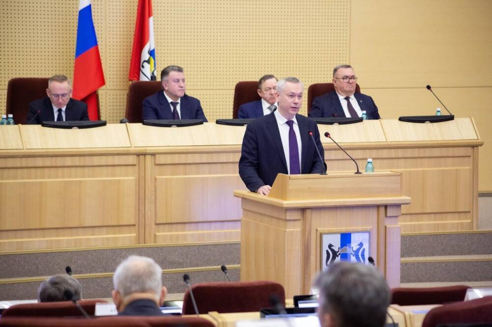 «Нет смысла оттягивать решение»: губернатор Травников ответил на вопросы депутатов Заксобрания Новосибирской области о результатах 2021 года