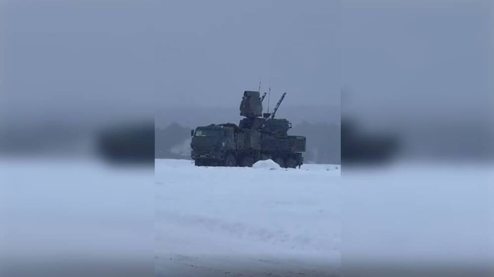 Военная техника вплотную подошла к домам в Воронеже: появилось видео
