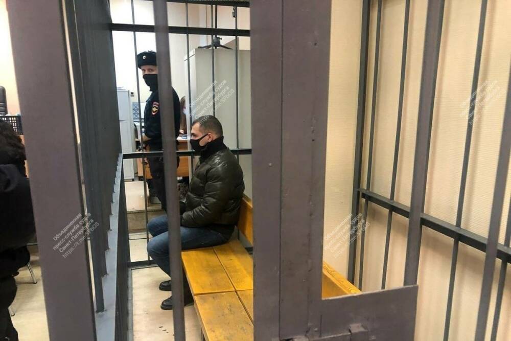 Устроившего драку с сотрудницей угрозыска в Петербурге отправят под домашний арест до 1 апреля