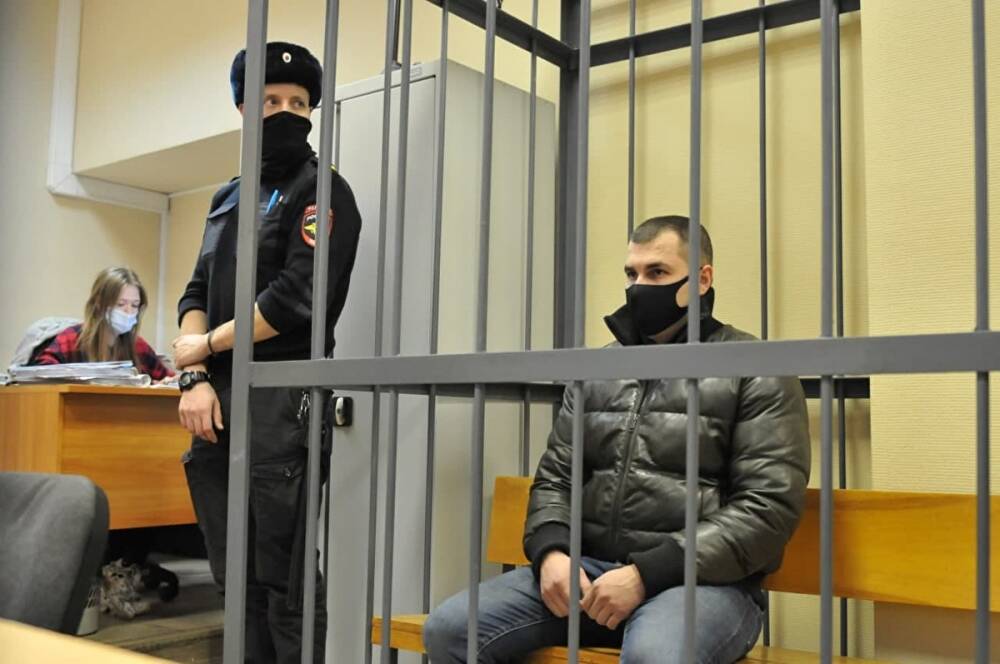 В Петербурге суд отправил под домашний арест гаишник, подравшегося с оперативницей