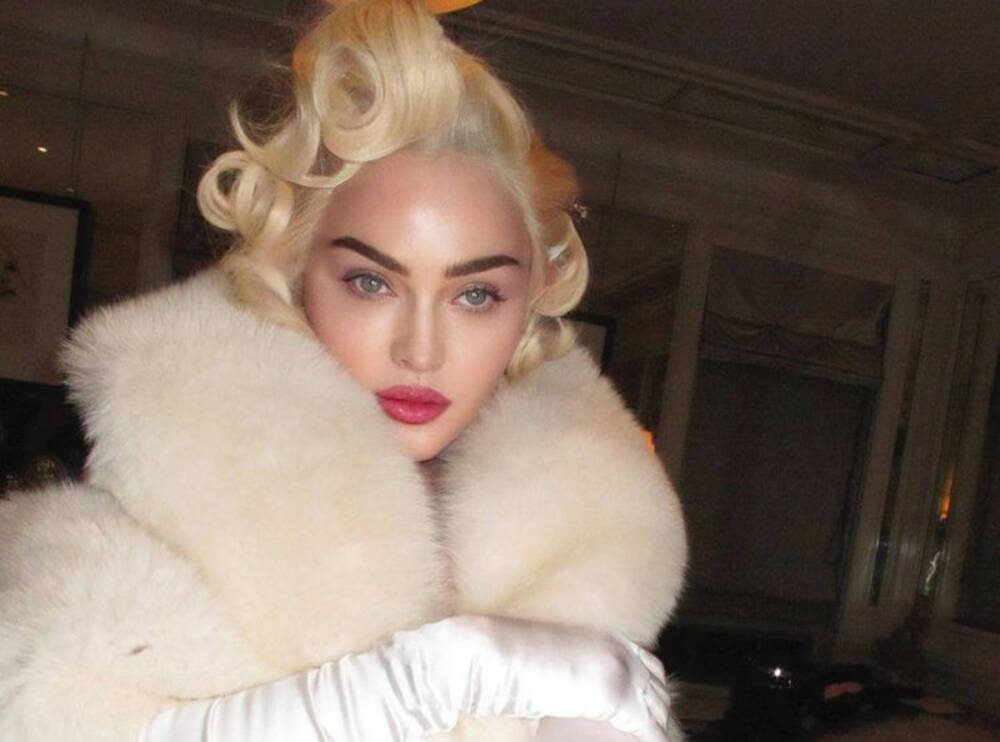 63-летняя Мадонна в прозрачной кофточке показала свою "тусовку" в студии: "Люблю эти моменты"