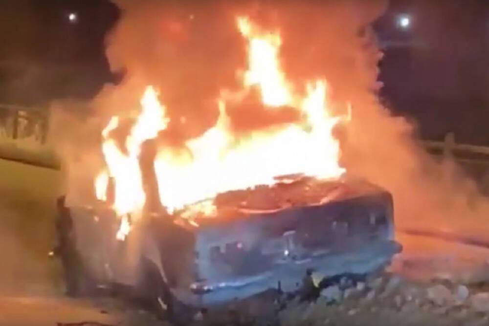 В Новосибирске «Жигули» сгорели прямо на проезжей части