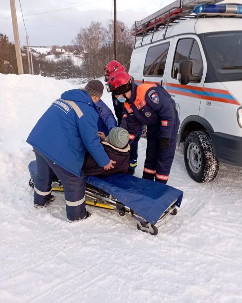 Спасатели в Глазове помогли транспортировать больного мужчину медикам
