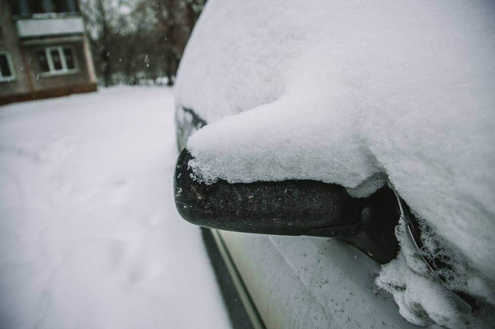 Житель Подмосковья из мести забаррикадировал снегом машину соседа