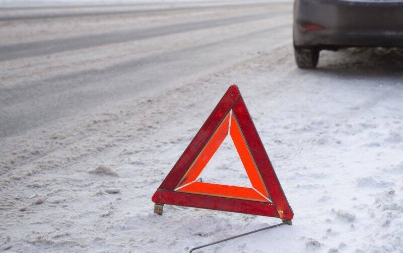 В Тереньгульском районе иномарка влетела в снежный вал. Пострадали два человека