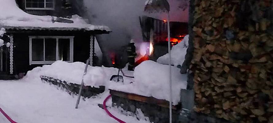 В Карелии 11 пожарных 2 часа боролись с подступающим к жилому дому огнем (ФОТО)