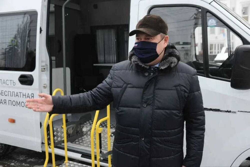 Максим Егоров вручил ключи от автомобиля Государственному юридическому бюро Тамбовской области