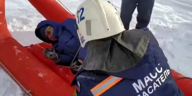 Два новосибирца на снегоходах спасли замерзающего в снегу мужчину