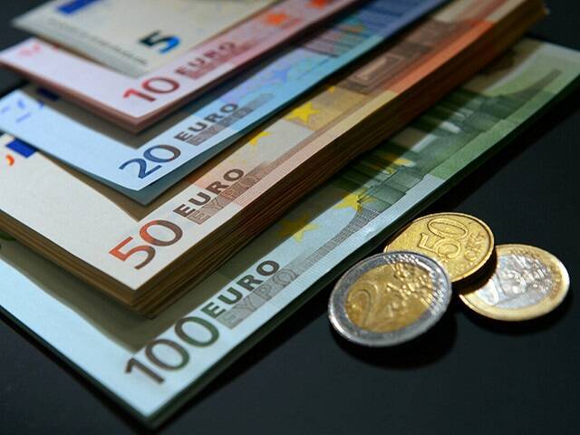 ВТБ продлил для бизнеса срок проведения платежей в валюте до 19.00