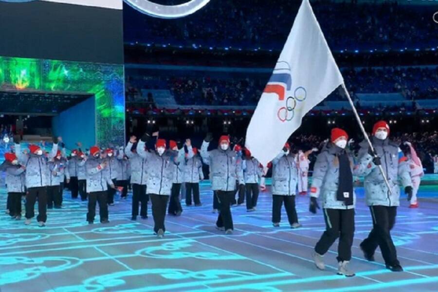ОИ-2022. Как Шипачёв и Фаткулина пронесли знамя ОКР на церемонии открытия Олимпиады в Пекине. ВИДЕО