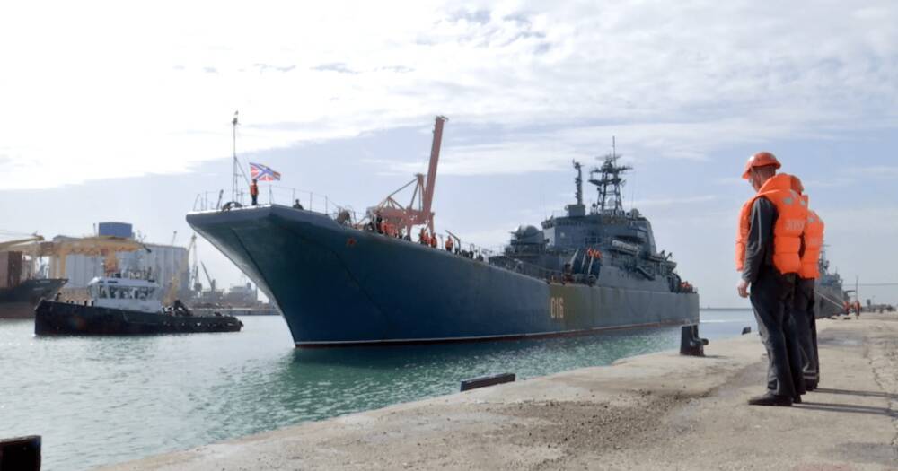 Все шесть больших десантных кораблей РФ прибыли на базу флота в Сирию (фото)