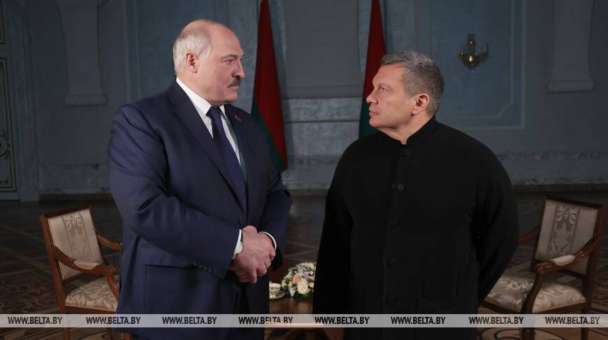 Лукашенко о появлении с автоматом у Дворца Независимости: Янукович и я - большая разница