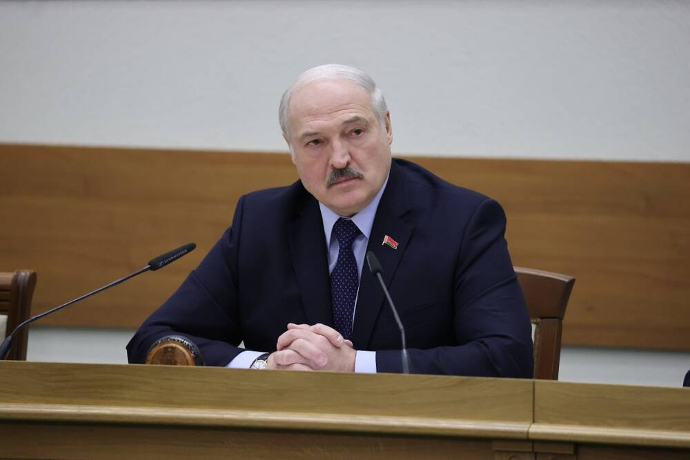 Лукашенко объяснил своё появление с автоматом в руках