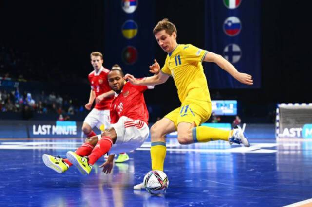 Украина в напряженном матче уступила РФ в полуфинале футзального Евро