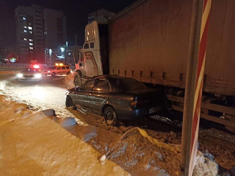 Легковая Toyota попала под гружённую металлоломом фуру под Новосибирском