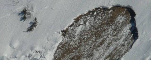 На Сахалине под сход снежной лавины попали четыре человека