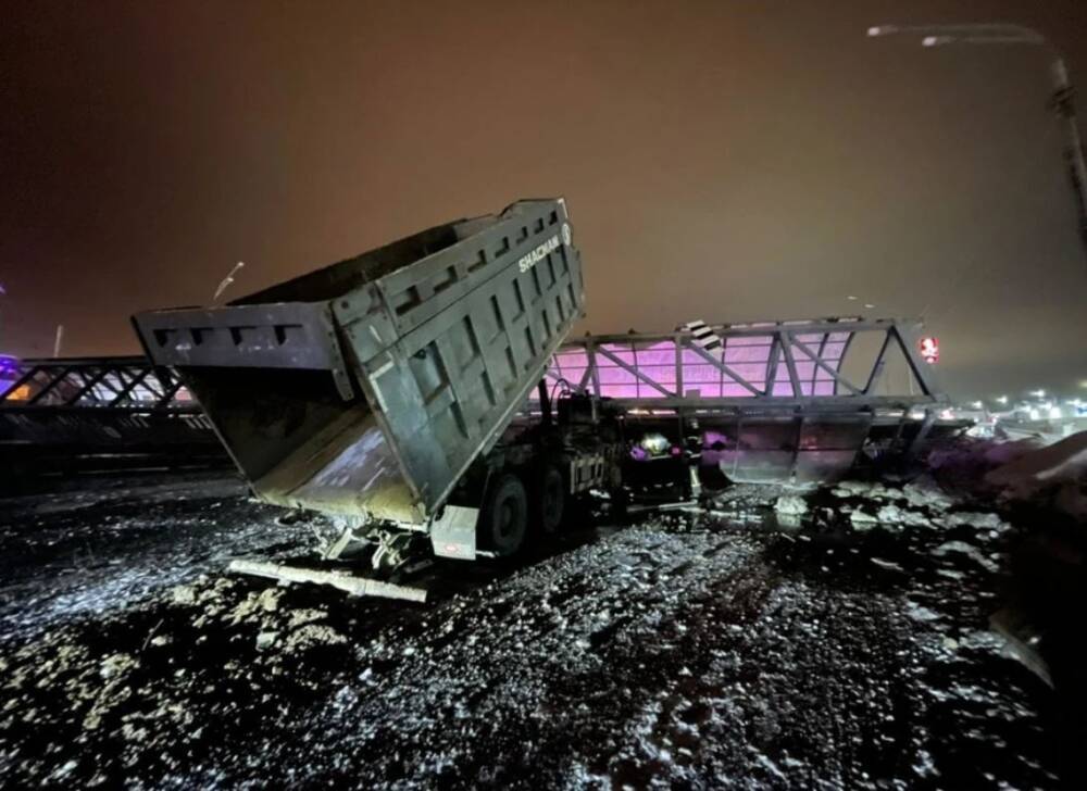 На Горьковском шоссе в Подмосковье самосвал опрокинул пешеходный мост