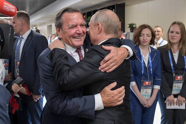 Экс-канцлер Германии Шредер заменит зятя Назарбаева в совете директоров "Газпрома"