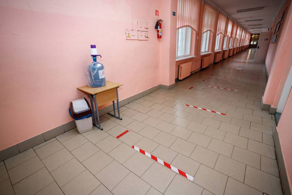 Псковские школьники могут остаться без летних каникул из-за длительного дистанта