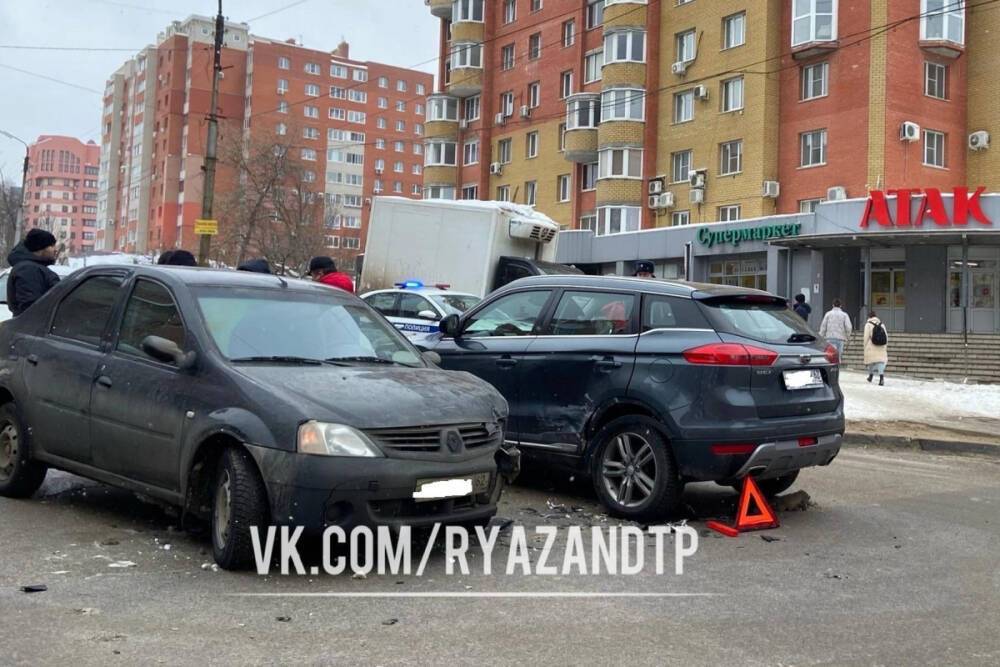В ДТП с участием Renault Logan и Geely в Рязани никто не пострадал