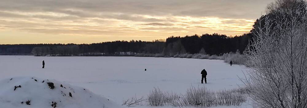Ловись рыбка большая и малая: состоялись соревнования по зимней рыбалке
