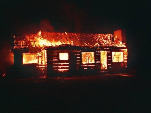 «Сгорели заживо»: двое детей погибли при пожаре в доме под Иркутском