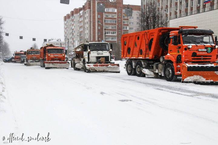 В Смоленске коммунальщики убирают улицы «караванами»