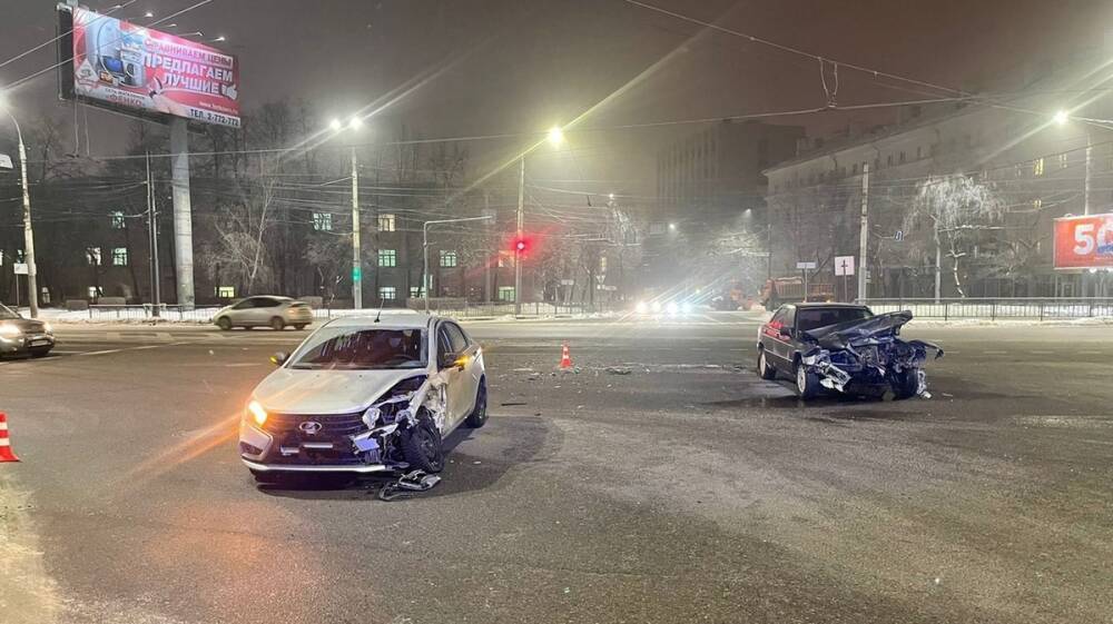 Mercedes влетел в «Ладу» в центре Воронежа: есть пострадавший
