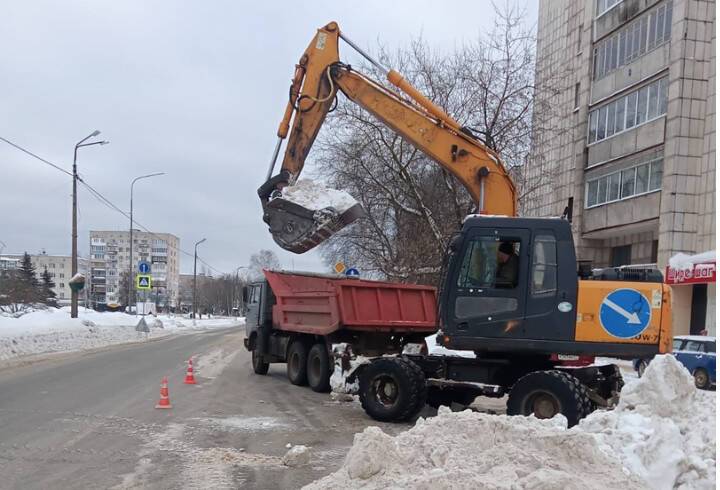 Из Тихвина за прошлые сутки вывезли более тысячи кубометров снега