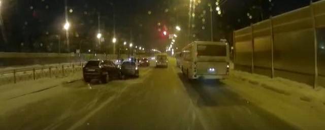 Две аварии произошли вечером в субботу в Петербурге на неубранной дороге