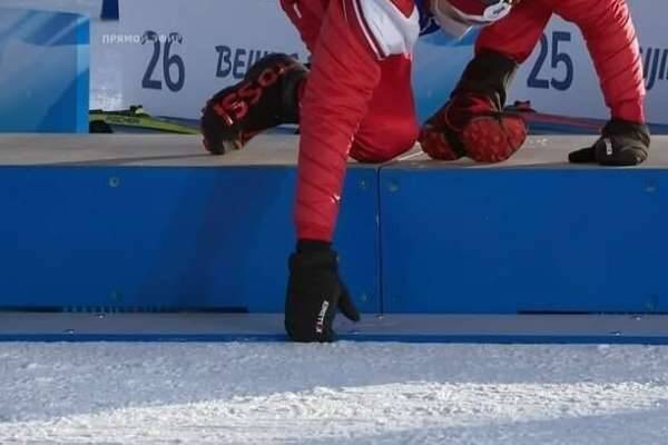Лыжник Александр Большунов сломал пьедестал на церемонии награждения