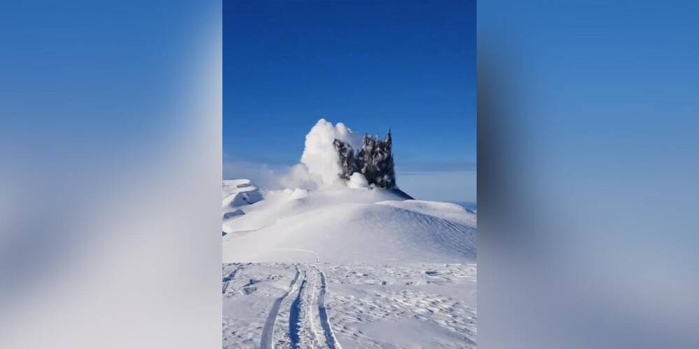Жители Курил засняли "запуск ракет" из вулкана Эбеко