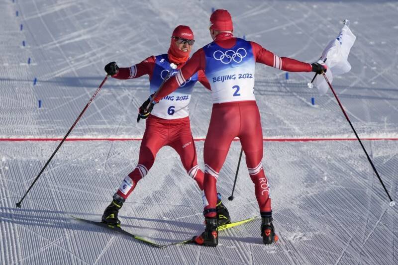 Двойной триумф России в лыжах: золото и серебро в скиатлоне у мужчин