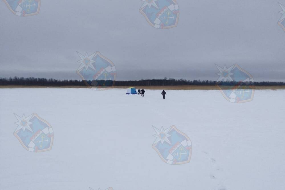Спасатели вернули трех заблудившихся мужчины на берег со льда Ладожского озера