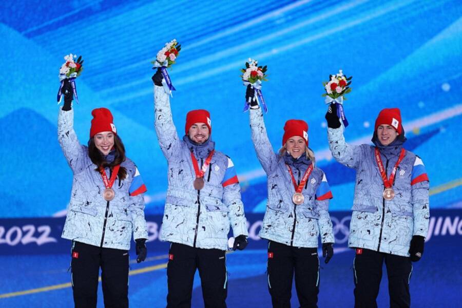 ОИ-2022. Церемония награждения российских биатлонистов, завоевавших бронзу в смешанной эстафете. ФОТО