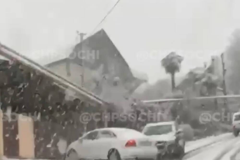 Из-за снегопада в Хостинском районе Сочи случилось ДТП