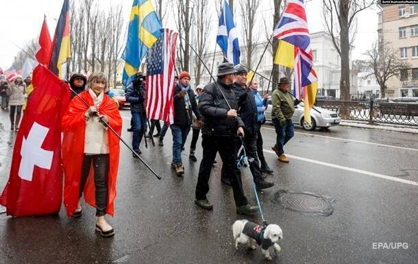 В Киеве иностранцы вышли поддержать Украину перед угрозой РФ