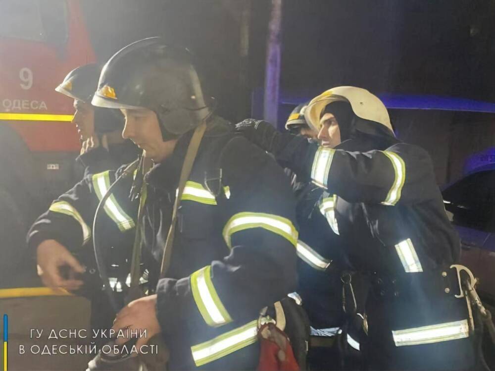 В Одессе горел завод Украинского общества слепых, СМИ пишут, что на пожаре был найден человек с ножевыми ранениями