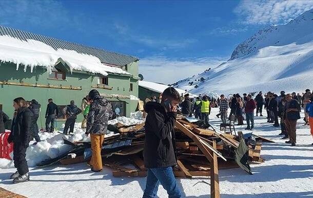 В горнолыжном центре в Турции рухнул навес, есть пострадавшие
