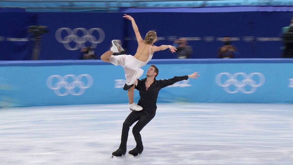 На Олимпиаде в Пекине российские спортсмены завоевали золото в командном турнире по фигурному катанию