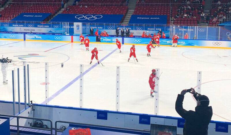 Хоккеистки олимпийского матча "Россия — Канада" вышли на лед в медицинских масках