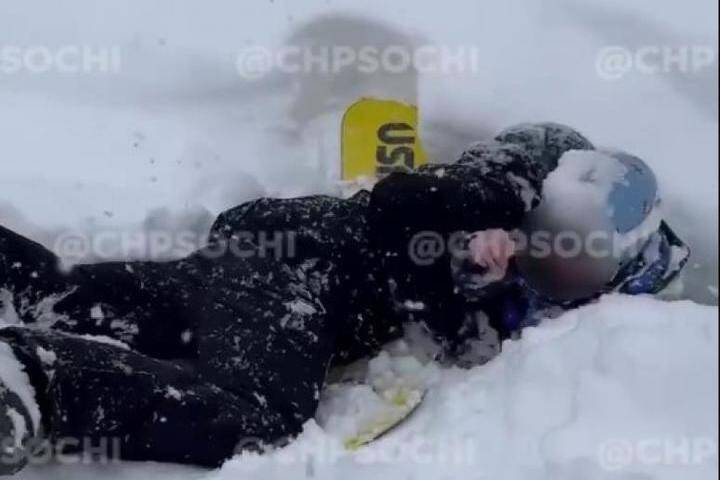 В Сочи ребёнок на лыжах попал в снежную яму