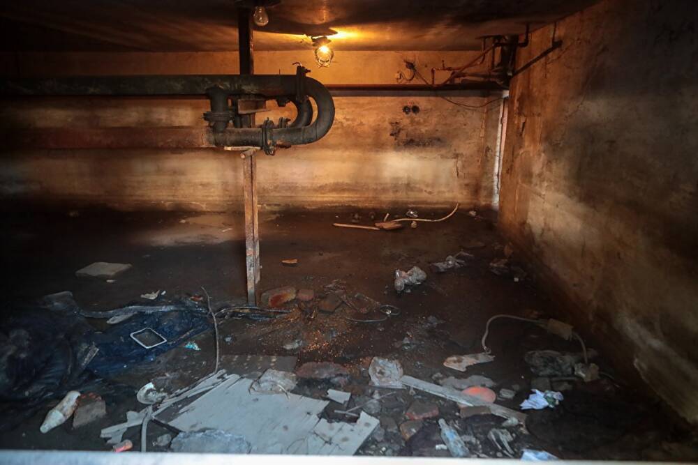 «Живем, как в бане». Жители дома в Челябинске пожаловались на воду в подвале
