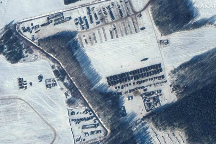 Появились новые спутниковые снимки российских войск в 50 километрах от Украины
