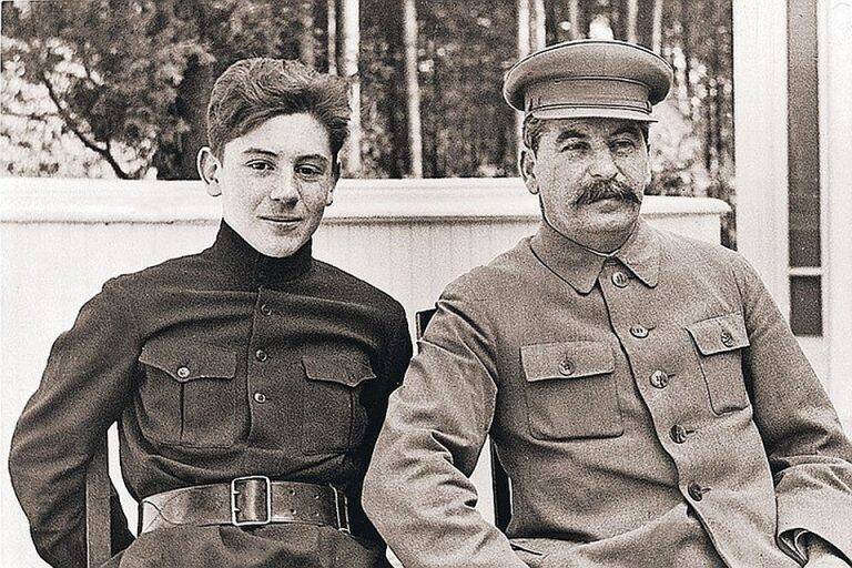 Зачем Сталин советовал младшему сыну сбежать в Китай - Русская семерка
