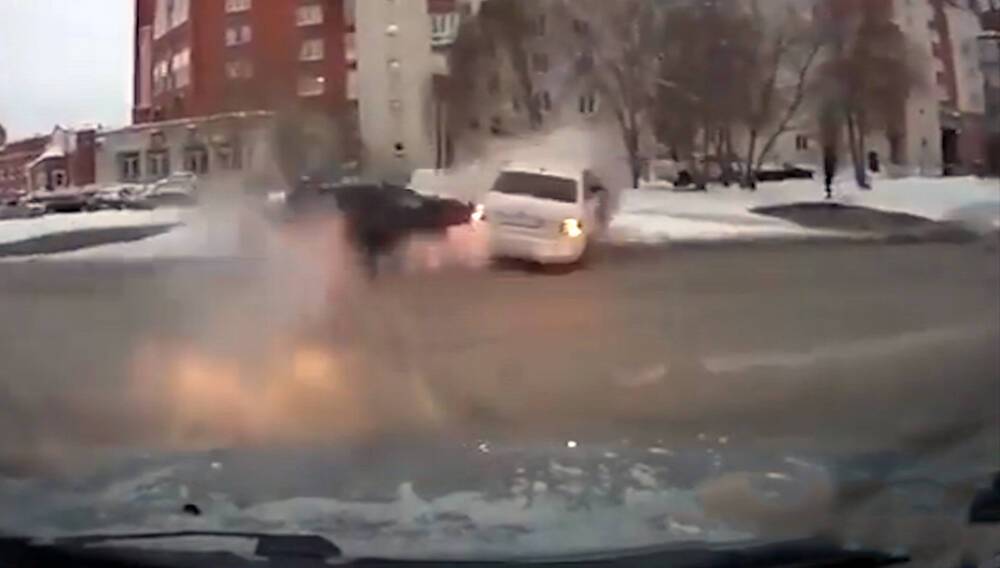 В Омске водитель спровоцировал ДТП ради спасения пешеходов